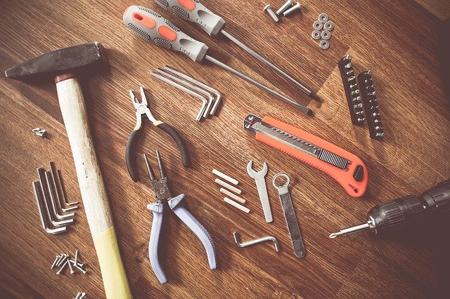 Werkzeuge auf Tisch