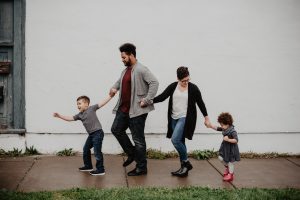 Familie spaziert durch den Regen
