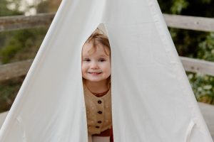 Kind schaut aus Zelt