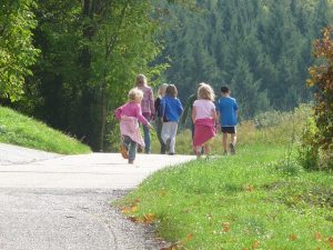 Kinder auf Feldweg von hinten