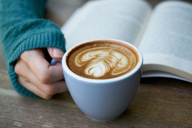 Kaffeetasse Hand und Buch