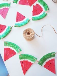 Girlande aus Papptellern im Wassermelonenlook