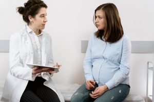 Ärztin klärt Schwangere auf