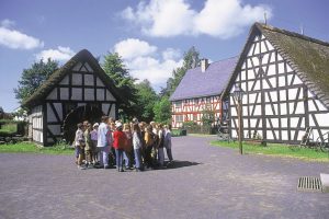 Schulgruppe im Museumsdorf Hachenburg