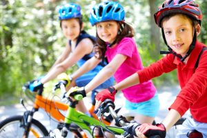 Drei Kinder auf Fahrrad