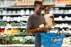 Frau mit Kind im Supermarkt