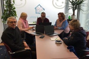 Vier ältere Menschen ein Ehrenamtlicher beim ersten Treffen von Miteinander digital