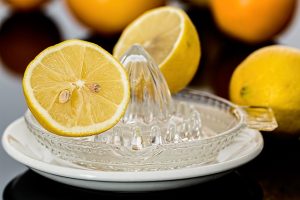 Zitronenpresse und Zitronen