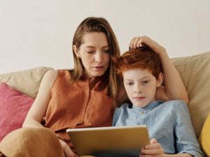Mutter und Sohn auf Sofa mit Tablet
