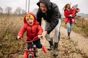 Familienzeit im Regen