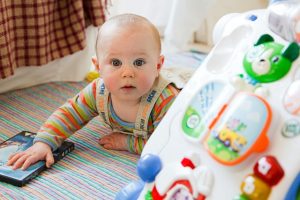 Baby neben Spielzeug