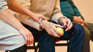 Mann hält Ball in der Hand