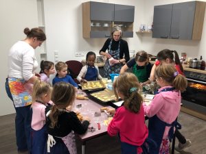 Kinder in der Weihnachtsbäckerei