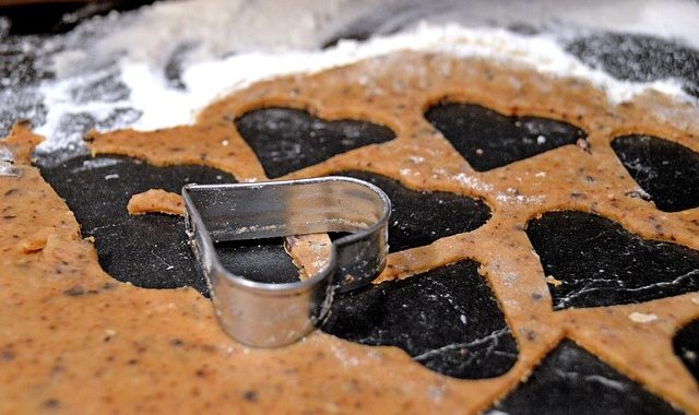 Ausstechform Herz auf Plätzchenteig