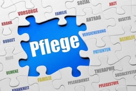 Puzzleteile mit Wörtern zum Thema Pflege