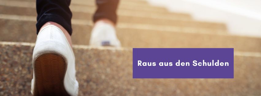 Person geht Treppe hinauf