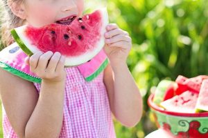 Kind isst Melone