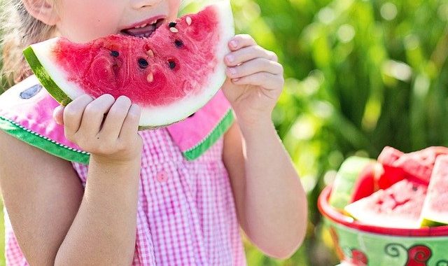 Kind isst Melone