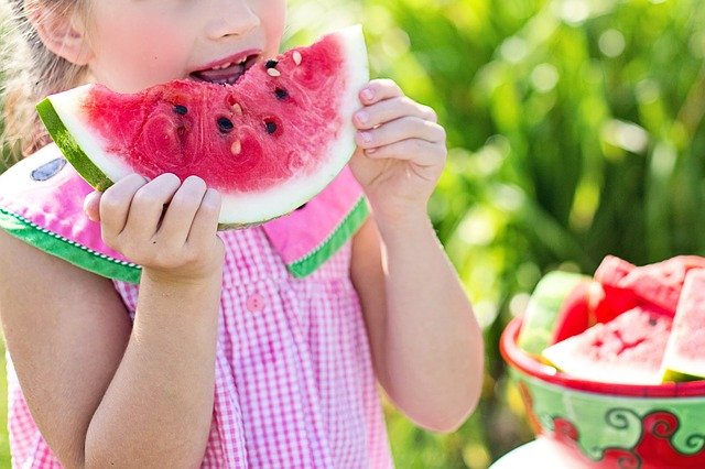 Kind isst Melone