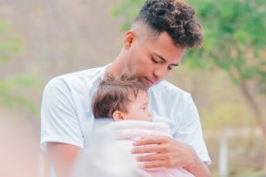 Vater hält Kind im Arm