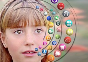 Mädchen und App-Grafiken