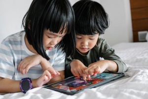 Kinder schauen auf Tablet