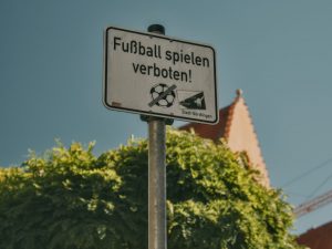 Schild Fußball spielen verboten