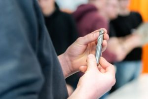 Person hält Bohraufsatz in den Händen
