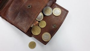 Offene Geldbörse mit Münzen