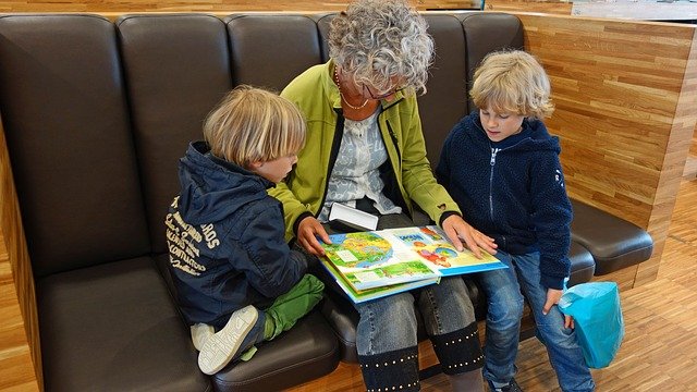 Oma liest Enkeln vor