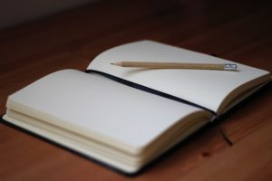 Aufgeschlagenes Tagebuch mit Stift