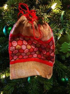 Geschenkverpackung im Weihnachtsbaum