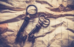 Zwei alte Schlüssel auf altem Papier