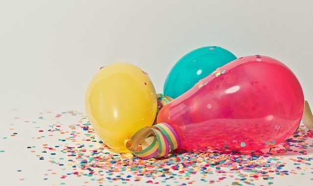 Luftballons und Konfetti