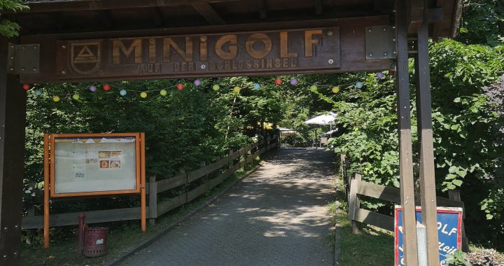 Eingang Minigolf in Dierdorf