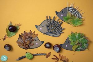 Igel aus Tonpapier mit Blättern beklebt