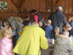 Familien basteln gemeinsam