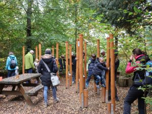 Kinder beim Balancieren