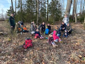 Kinder und Eltern bei der Familienaktion im Wald