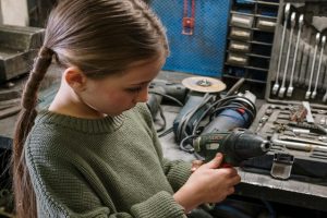 Mädchen mit Bohrmaschine